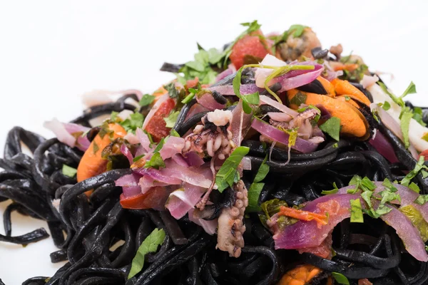 Spaghetti neri con frutti di mare e verdure — Foto Stock