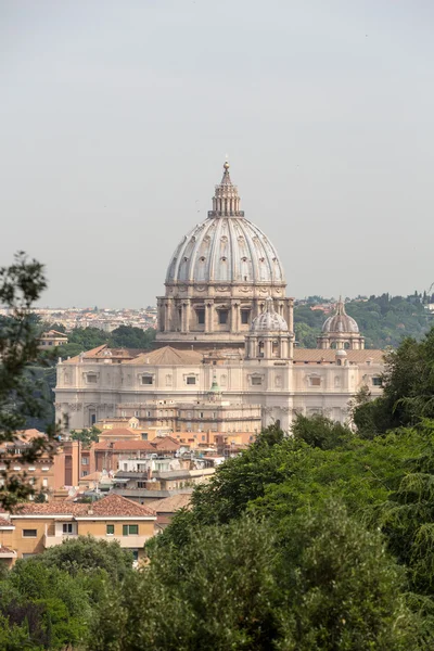 Een zicht op de St. Peter's Basiliek genomen vanaf de Janiculum heuvel. Rome - Italië — Stockfoto