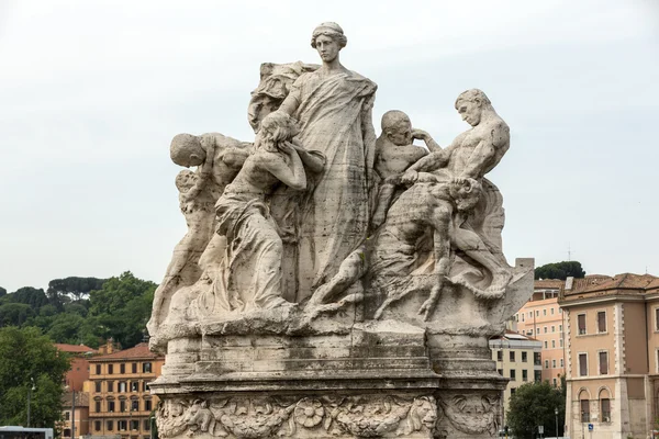 Skulptur på vittorio emanuele ii bridge, Rom, Italien. — Stockfoto