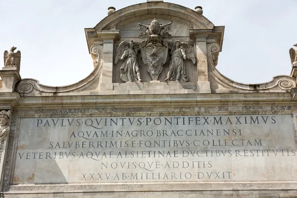 Фонтана Акуа Паола, также известная как Il Fontanone ("Большой фонтан") - монументальный фонтан, расположенный на холме Яникулум в Риме. Италия — стоковое фото