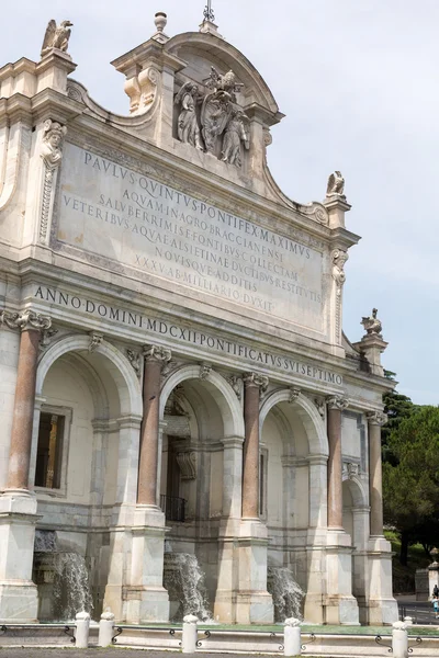 La Fontana dell 'Acqua Paola también conocida como Il Fontanone ("La gran fuente") es una fuente monumental situada en la colina Janiculum en Roma. Italia — Foto de Stock