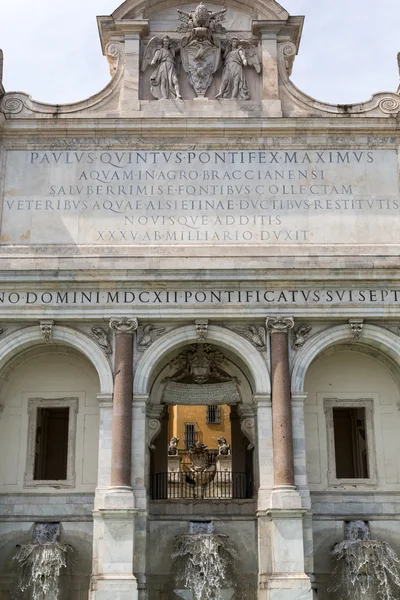 La Fontana dell'Acqua Paola conosciuta anche come Il Fontanone è una fontana monumentale situata sul colle del Gianicolo a Roma. Italia — Foto Stock