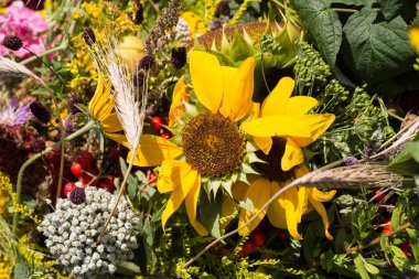 el yapımı güzel buketler çiçek ve otlar