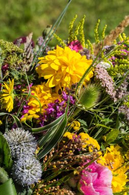 el yapımı güzel buketler çiçek ve otlar