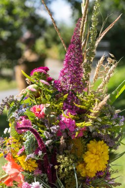 el yapımı güzel buketler çiçek ve otlar