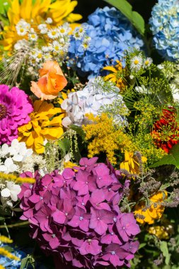 el yapımı güzel buketler çiçek ve otlar