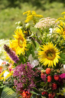 el yapımı güzel buketler çiçek ve otlar