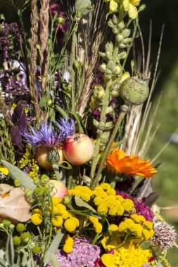 el yapımı güzel buketler çiçek ve otlar