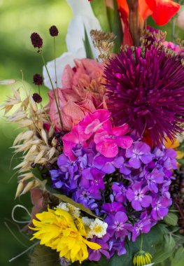 el yapımı güzel buketler çiçek ve otlar