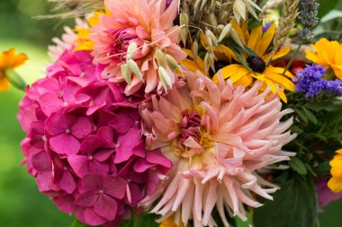 el yapımı güzel buketler çiçek ve otlar