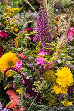 el yapımı güzel buketler çiçek ve otlar