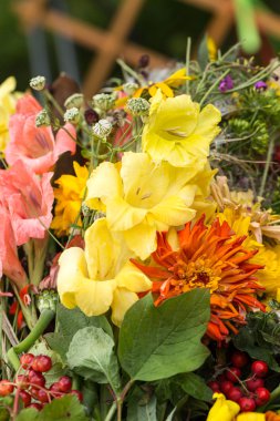 el yapımı güzel buketler çiçek ve otlar