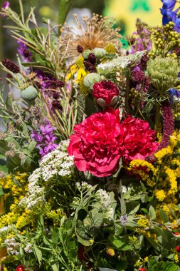 el yapımı güzel buketler çiçek ve otlar