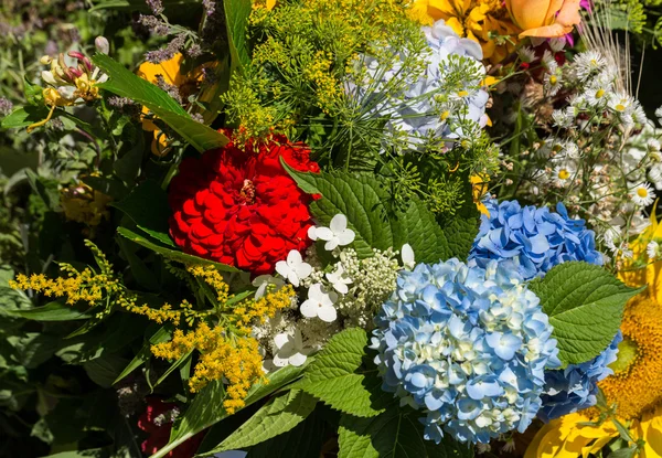 Håndlavede smukke buketter fra blomster og urter - Stock-foto