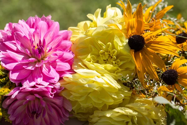 el yapımı güzel buketler çiçek ve otlar