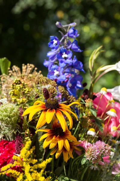 Håndlavede smukke buketter fra blomster og urter - Stock-foto