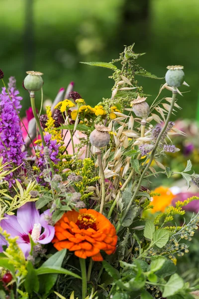 Mazzi di fiori fatti a mano da fiori ed erbe — Foto Stock