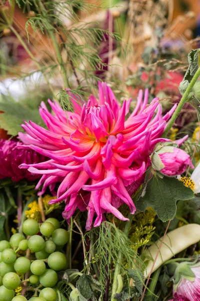 Handgefertigte schöne Sträuße aus Blumen und Kräutern — Stockfoto