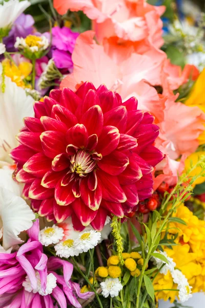 Handgefertigte schöne Sträuße aus Blumen und Kräutern — Stockfoto