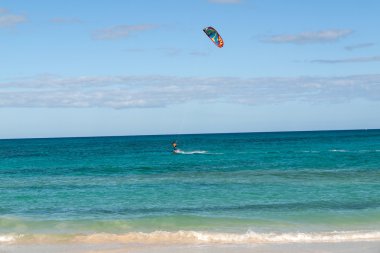 Bilinmeyen kitesurfer Atlantik Okyanusu Corralejo, Fuerteventura, Kanarya Adaları'nda düz masmavi bir su üzerinde sörf