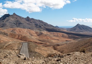 Fuerteventura üzerinde güzel volkanik dağlar.