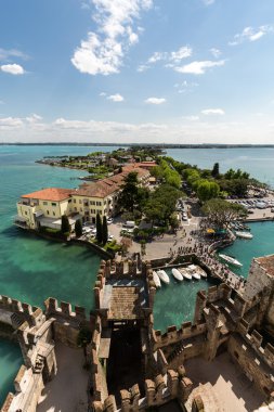 Sirmione şehir Garda Gölü, İtalya üzerinden Scaliger Castle ile yarımadasının havadan görünümü