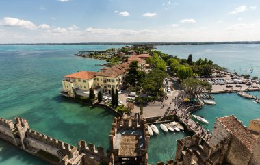 Sirmione şehir Garda Gölü, İtalya üzerinden Scaliger Castle ile yarımadasının havadan görünümü