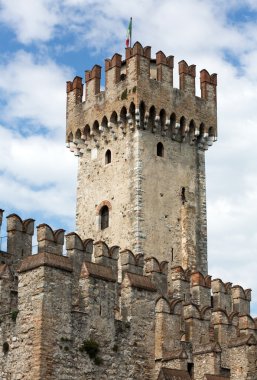 Ortaçağ Kalesi Scaliger eski şehrin Sirmione göl kenarında Lago di Garda. İtalya