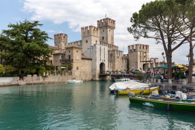 Sirmione - tekneler ve Kalesi ile Garda Gölü üzerinde İtalyan küçük şehir.