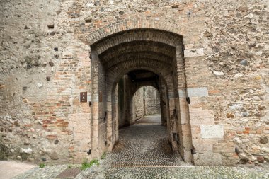 Kalenin eski şehrin Sirmione göl kenarında Scaliger girişine Lago di Garda. İtalya