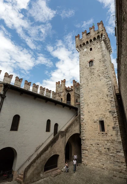 Castillo medieval Scaliger en el casco antiguo Sirmione en el lago Lago di Garda. Italia — Foto de Stock