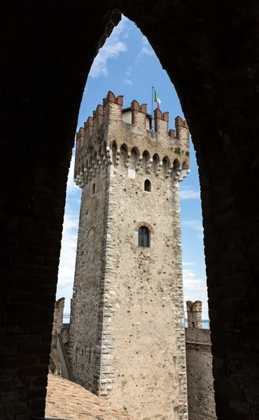 Castillo medieval Scaliger en el casco antiguo Sirmione en el lago Lago di Garda. Italia — Foto de Stock