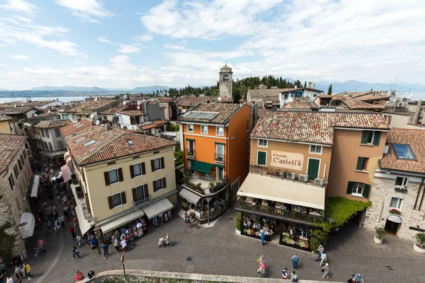 Vue de Piazza Castello depuis le château de Scaliger à Sirmione, lac de Garde — Photo