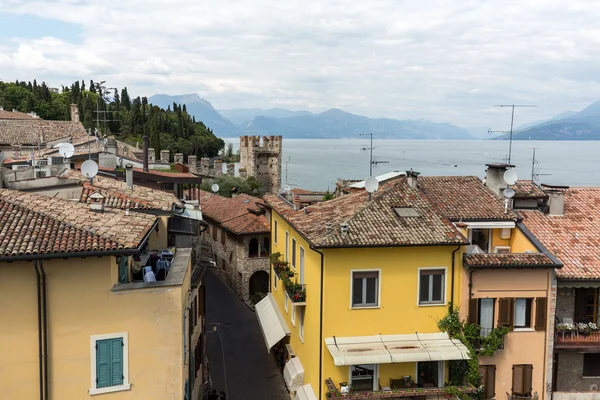 Visa av färgglada gamla byggnader i Sirmione och Gardasjön från Scaliger castle wall — Stockfoto