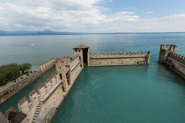 Zaścianka wewnątrz Scaliger zamek - Forteca średniowiecznego portu, Sirmione, Włochy — Zdjęcie stockowe