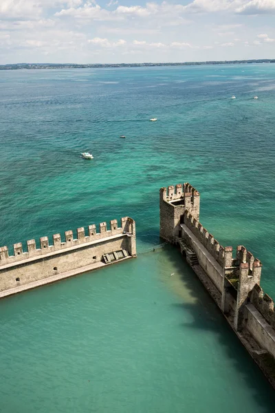 Opstuwing binnen het Scaliger-kasteel - poort van de middeleeuwse vesting, Sirmione, Italië — Stockfoto