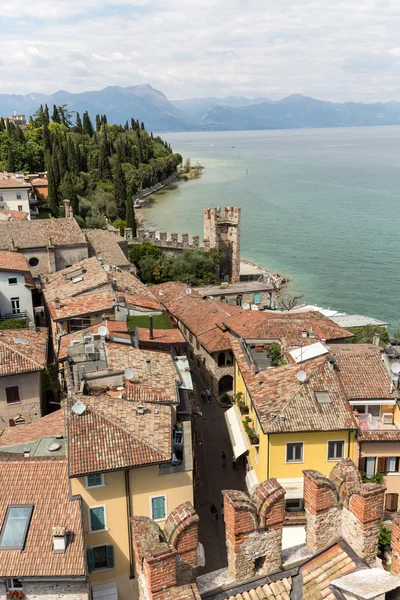 Vista de coloridos edificios antiguos en Sirmione y el lago de Garda desde la pared del castillo Scaliger —  Fotos de Stock