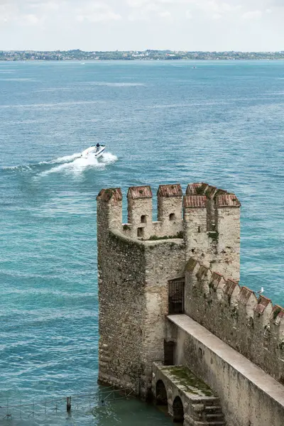 Średniowieczny zamek Scaliger w starym mieście Sirmione nad jeziorem Lago di Garda. Włochy — Zdjęcie stockowe