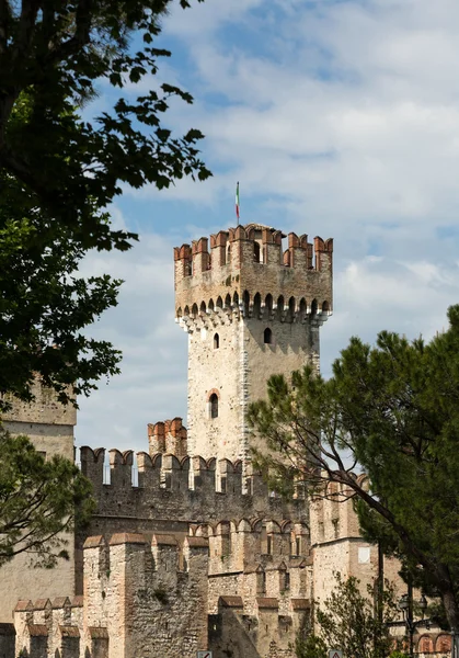 Castello medievale Scaligero nel centro storico Sirmione sul lago di Garda. Italia — Foto Stock