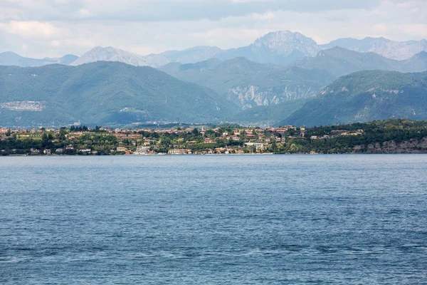 Krajina poloostrova Sirmione pobřeží, který odděluje spodní části jezera Garda. Je to tu slavnou dovolenou po dlouhou dobu v severní Itálii. — Stock fotografie