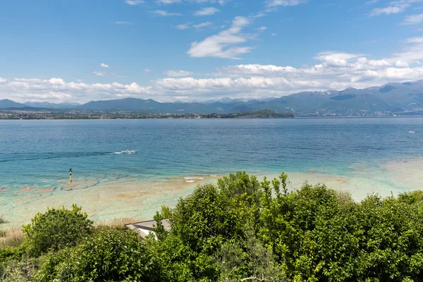 Τοπίο της ακτή της Sirmione χερσονήσου που χωρίζει το κάτω μέρος της λίμνης Garda. Είναι ένα μέρος διάσημο διακοπές για μεγάλο χρονικό διάστημα στη Βόρεια Ιταλία. — Φωτογραφία Αρχείου