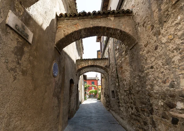 Pintoresca calle estrecha ciudad en Sirmione, Lago de Garda —  Fotos de Stock