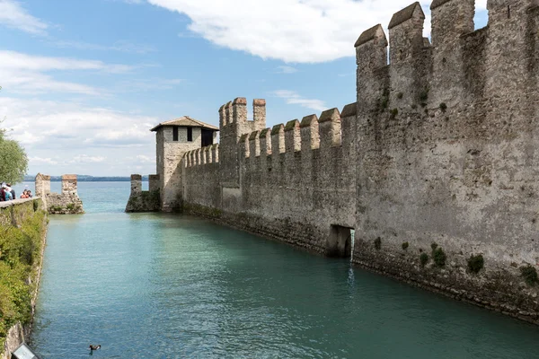Castello Scaligero di Sirmione (Sirmione zamku), zbudowany w Xiv wieku, jezioro Garda, Sirmione, Włochy — Zdjęcie stockowe
