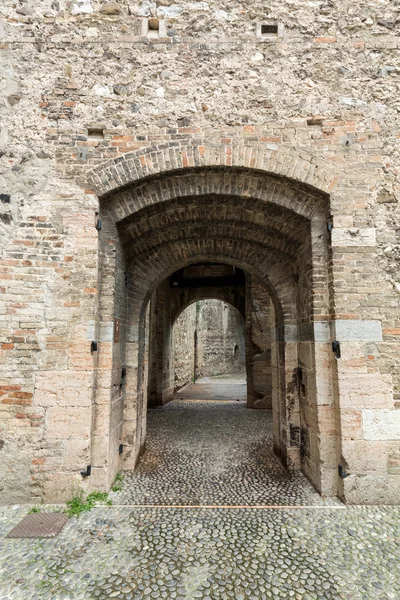 The entry to the castle Scaliger in old town Sirmione on lake Lago di Garda. Italy — Stock Photo, Image