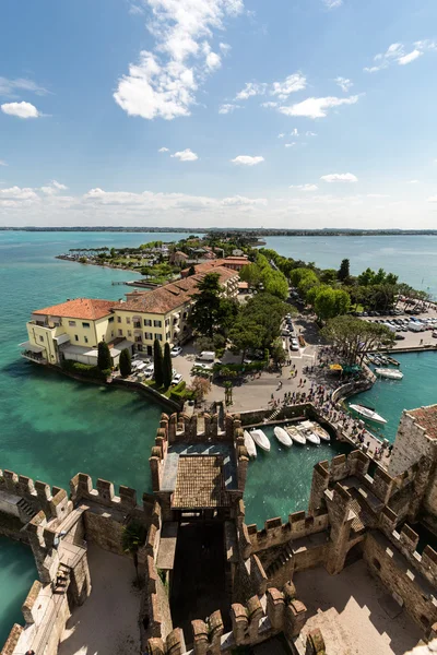 Vista de edifícios antigos coloridos em Sirmione e Lago de Garda da parede do castelo Scaliger , Imagens De Bancos De Imagens Sem Royalties