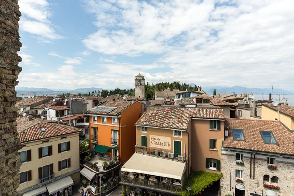 Vista de Piazza Catello desde el Castillo Scaliger en Sirmione, Lago de Garda, Italia — Foto de Stock