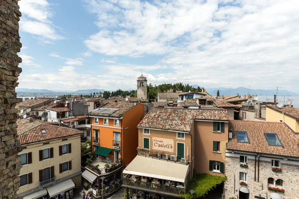 Blick auf die Piazza Catello vom Skaligerschloss in Sirmione, Gardasee, Italien — Stockfoto