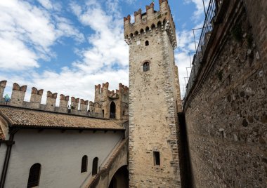 Ortaçağ Kalesi Scaliger eski şehrin Sirmione göl kenarında Lago di Garda. İtalya