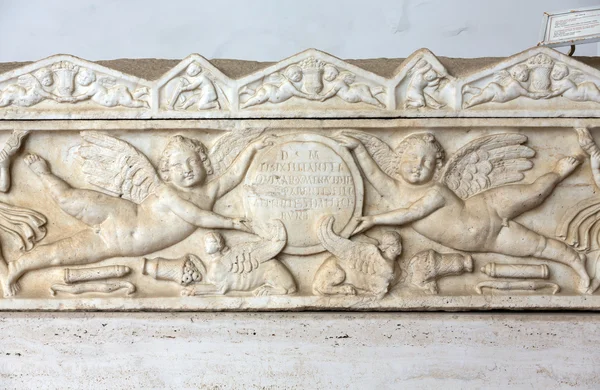 Ancient sarcophagus in the baths of Diocletian in Rome — Stock Photo, Image