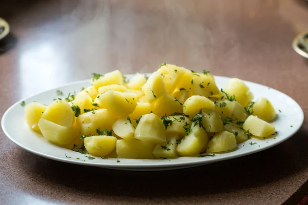 Gedämpfte Kartoffel mit Dill und Petersilie auf weißem Teller — Stockfoto